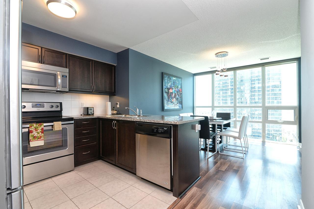 Napa Furnished Suites At Cn Tower & Maple Leaf Square Toronto Extérieur photo